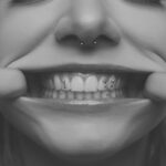 Nahaufnahme von Mias Lächeln mit Zahnschmuck und Septum-Piercing, Schwarz-Weiß