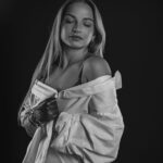 Schwarz-Weiß-Portrait von Erika im Studio: weißes Hemd von der Schulter gerutscht, geschlossene Augen