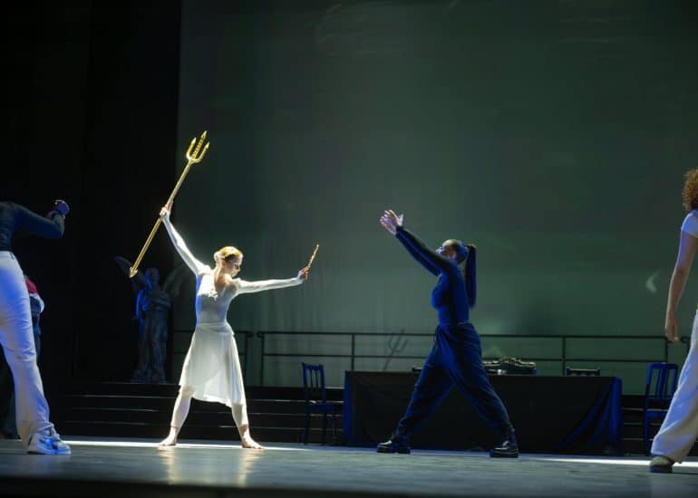 Kräftemessen zweier Tänzerinnen auf der Bühne – Theaterfotografie Jo's Pics