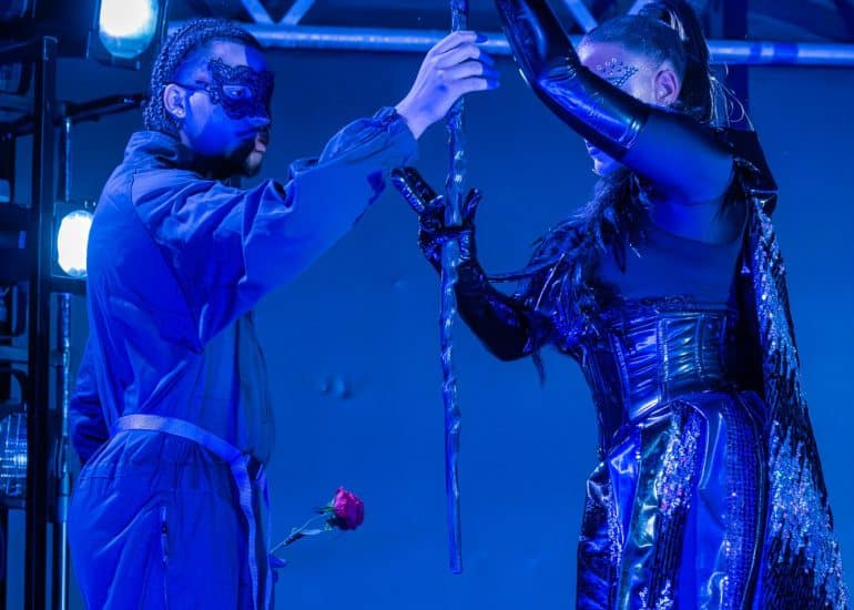 Bühnenmoment mit Zauberstab und roter Rose – Theaterfotografie Jo's Pics